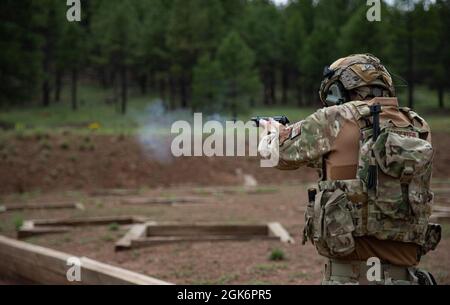 Senior Airman Austin Carpenter, Security Forces Squadron, 161st Air Refeling Wing, Arizona Air National Guard, spara la sua pistola M9 a Camp Navajo, Bellemont, Ariz. Il 17 agosto. Gli Airmen del 161st ARW SFS svolgono un addestramento durante tutto l'anno per affilare le loro abilità in una varietà di armi e tattiche per garantire che restino una forza di sicurezza efficace ed efficiente. Foto Stock