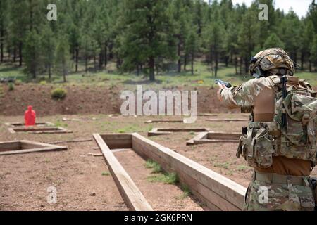 Senior Airman Austin Carpenter, Security Forces Squadron, 161st Air Refeling Wing, Arizona Air National Guard, si qualifica con la sua pistola M9 a Camp Navajo, Bellemont, Ariz. Il 17 agosto. Gli Airmen del 161st ARW SFS svolgono un addestramento durante tutto l'anno per affilare le loro abilità in una varietà di armi e tattiche per garantire che restino una forza di sicurezza efficace ed efficiente. Foto Stock