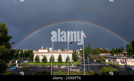 Un doppio arcobaleno compare sopra la base aerea di Yokota, Giappone dopo che un fronte di pioggia ha passato la pianura di Kanto, 18 agosto 2021. Foto Stock