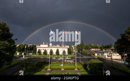 Un doppio arcobaleno compare sopra la base aerea di Yokota, Giappone dopo che un fronte di pioggia ha passato la pianura di Kanto, 18 agosto 2021. Foto Stock