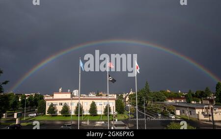 Un doppio arcobaleno compare sopra la base aerea di Yokota, Giappone dopo che un fronte di pioggia ha passato la pianura di Kanto, 18 agosto 2021. Foto Stock