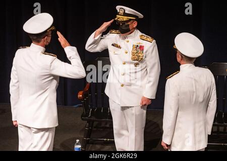 ANNAPOLIS, Md. (Agosto 18, 2021) Capo delle operazioni Navali ADM. Mike Gilday saluta il Vice ADM. Darse E. Crandall Jr., il 45° Giudice Avvocato Generale della Marina, come assume il comando dal Vice ADM. John Hanninck. Gilday è stato il presidente della cerimonia. Foto Stock