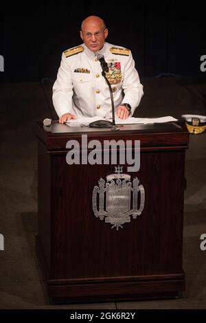 ANNAPOLIS, Md. (Agosto 18, 2021) Capo delle operazioni Navali ADM. Mike Gilday fa osservazioni durante il ritiro del Vice ADM. John Hanninck, il 44° giudice avvocato generale della Marina di Alumni Hall presso l'Accademia Navale degli Stati Uniti. Gilday era l'ufficiale di presidenza della cerimonia. Foto Stock