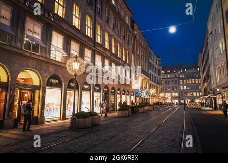 Perusastrasse Street nel centro di Monaco di notte - Monaco, Baviera, Germania Foto Stock