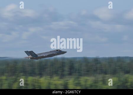 Jonathan “Judge” Dornseif, 58° pilota del Fighter Squadron F-35A Lightning II, decollo il 18 agosto 2021 presso la base aerea Eielson, Alaska. La F-35 offre ai piloti un vantaggio rispetto agli avversari grazie alle sue capacità avanzate, all'avionica integrata e al pacchetto sensore superiore che fornisce ai piloti più informazioni di qualsiasi altro combattente. Foto Stock