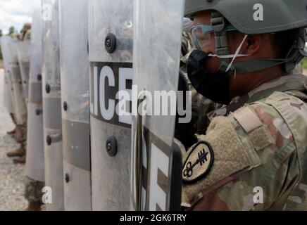 Soldati della riserva dell'esercito dalla 447a compagnia di polizia militare, con sede nel Cantone del Nord, Ohio partecipano alla formazione di disordini civili, 18 agosto 2021 al centro di addestramento delle forze congiunte di Camp Shelby, La formazione fa parte del processo di mobilitazione per la 447th MP Co., che si sta dispiegando all'estero a sostegno di missioni future/in corso. Foto Stock