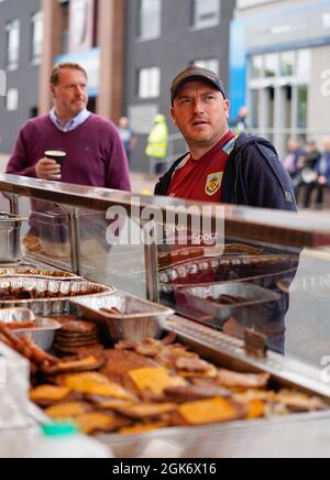 Burnley fan ottiene un hamburger prima del gioco immagine di Steve Flynn/AHPIX.com, Calcio: Premier League Match Burnley -V- Leeds United a Turf Moor, Bur Foto Stock