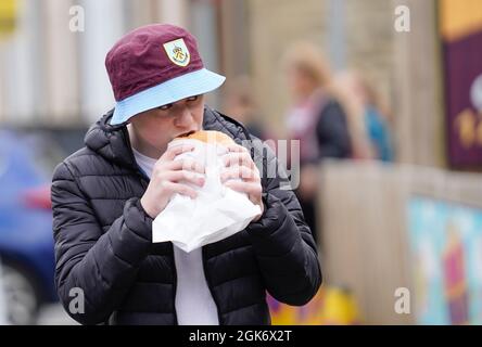 Burnley fan ottiene un hamburger prima del gioco immagine di Steve Flynn/AHPIX.com, Calcio: Premier League Match Burnley -V- Leeds United a Turf Moor, Bur Foto Stock