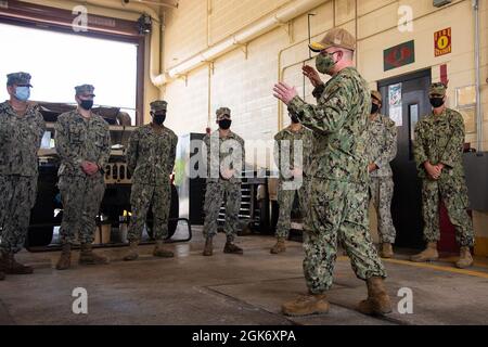 SANTA RITA, Guam (agosto 19, 2021) - Regione congiunta Marianas Commander posteriore ADM. Benjamin Nicholson parla con i membri del servizio a Camp Covington, 19 agosto. Durante la sua visita, Nicholson ha fatto un giro nel campo, ha incontrato il personale e ha riconosciuto i marinai per aver fornito supporto al trasporto durante la visita del gruppo di sciopero della compagnia aerea della regina Elisabetta. Foto Stock