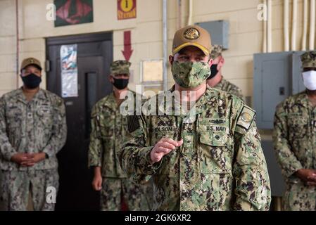 SANTA RITA, Guam (agosto 19, 2021) - Regione congiunta Marianas Commander posteriore ADM. Benjamin Nicholson parla con i membri del servizio a Camp Covington, 19 agosto. Durante la sua visita, Nicholson ha fatto un giro nel campo, ha incontrato il personale e ha riconosciuto i marinai per aver fornito supporto al trasporto durante la visita del gruppo di sciopero della compagnia aerea della regina Elisabetta. Foto Stock