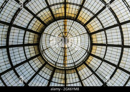 Vista su un soffitto della Galleria Vittorio Emanuele nel centro di Milano Foto Stock