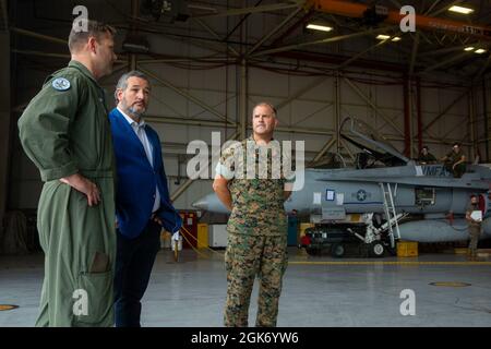 Il senatore del Texas Ted Cruz parla con il Lt. Col. Jeremy Yauck, comandante dell'attacco del combattente marino Squadron 112 (VMFA-112), del gruppo di velivoli marini 41, della quarta ala di velivolo marino e di Sgt. Darren Gilbertson, sergente maggiore della VMFA-112, durante la visita del senatore alla VMFA-112, uno squadrone della Riserva delle forze marine con sede in Texas a bordo della base della Riserva congiunta di Fort Worth, 19 agosto 2021. Foto Stock