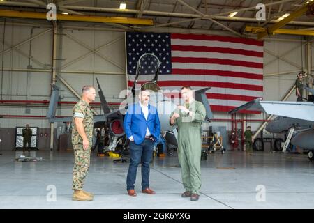 Il senatore del Texas Ted Cruz parla con il Lt. Col. Jeremy Yauck, comandante dell'attacco del combattente marino Squadron 112 (VMFA-112), del gruppo di velivoli marini 41, della quarta ala di velivolo marino e di Sgt. Darren Gilbertson, sergente maggiore della VMFA-112, durante la visita del senatore alla VMFA-112, uno squadrone della Riserva delle forze marine con sede in Texas a bordo della base della Riserva congiunta di Fort Worth, 19 agosto 2021. Foto Stock