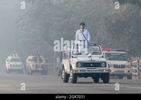 RED ROAD, KOLKATA, BENGALA OCCIDENTALE / INDIA - 21 GENNAIO 2018 : la polizia di Kolkata sta marciando oltre su automobili decorate , rally auto - preparandosi per re dell'India Foto Stock