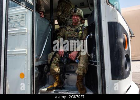 Un membro del servizio attende su un autobus prima di dispiegarsi in Afghanistan il 19 agosto 2021. I membri del servizio si sono schierati a sostegno dell'operazione Allees Refuge. Foto Stock