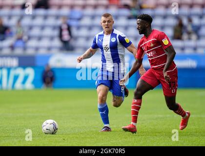 La potenza massima di Wigan compete per la palla con Jordi Hiwula di Doncaster durante Wigan Athletic -V- Doncaster Rovers al DW Stadium, Wigan, Greater Man Foto Stock