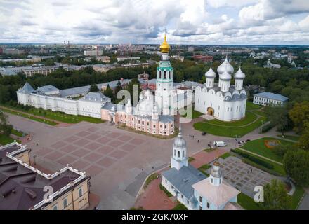 Veduta aerea del Cremlino di Vologda in un nuvoloso giorno di agosto. Russia Foto Stock