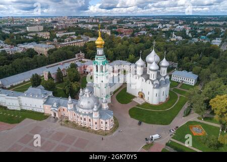 Templi del Cremlino di Vologda nel paesaggio urbano in un giorno di agosto (fotografia aerea). Russia Foto Stock