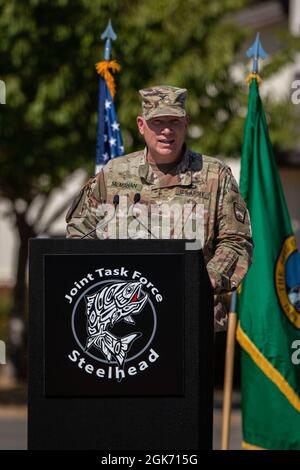 Kevin McMahan, comandante della Joint Task Force Steelhead, consegna commenti durante la cerimonia di disattivazione della JTF Steelhead a Camp Murray, Washington, 19 agosto 2021. JTF Steelhead, la risposta del Covid-19 dello stato di Washington, ha concluso le operazioni dopo 17 mesi. Foto Stock