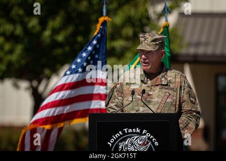 Kevin McMahan, comandante della Joint Task Force Steelhead, consegna commenti durante la cerimonia di disattivazione della JTF Steelhead a Camp Murray, Washington, 19 agosto 2021. JTF Steelhead, la risposta del Covid-19 dello stato di Washington, ha concluso le operazioni dopo 17 mesi. Foto Stock