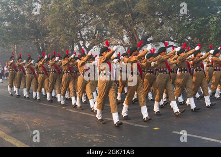 RED ROAD, KOLKATA, BENGALA OCCIDENTALE / INDIA - 21 GENNAIO 2018 : i cadetti della signora del cadetto Nazionale dell'India (NCC) stanno marciando passato, preparandosi per l'India Foto Stock