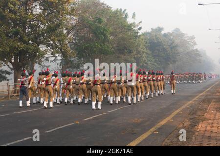 RED ROAD, KOLKATA, BENGALA OCCIDENTALE / INDIA - 21st GENNAIO 2018 : i cadetti della signora del cadetto Nazionale dell'India (NCC) stanno marciando oltre. Foto Stock