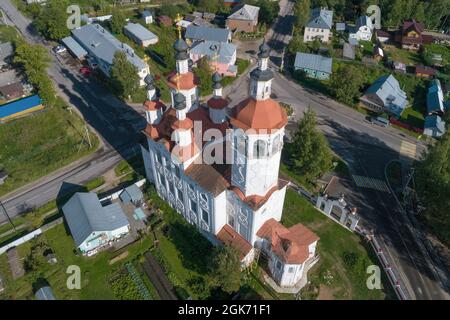 Chiesa antica dell'entrata del Signore in Gerusalemme primo piano il pomeriggio di agosto. Vista dall'alto. Totma, Russia Foto Stock