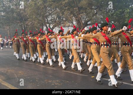 RED ROAD, KOLKATA, BENGALA OCCIDENTALE / INDIA - 21 GENNAIO 2018 : i cadetti della signora del cadetto Nazionale dell'India (NCC) stanno marciando passato, preparandosi per l'India Foto Stock