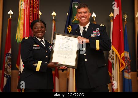 Antonio V. Munera, il comandante generale del XX comando chimico, biologico, radiologico, nucleare, esplosivo (CBRNE), Riceve il suo certificato di promozione dal Gen. Donna Martin, l'Incoming U.S. Army Ispettore Generale, durante una cerimonia di promozione Agosto 20 presso il Myer Auditorium a Aberdeen Proving Ground, Maryland. Munera è stato bloccato da sua moglie, Tacy Munera, suo figlio Adam Munera, suo nipote Luca Munera e Martin di fronte a quasi 100 soldati e civili. Più di 850 altri che hanno visto la cerimonia in linea. Foto Stock