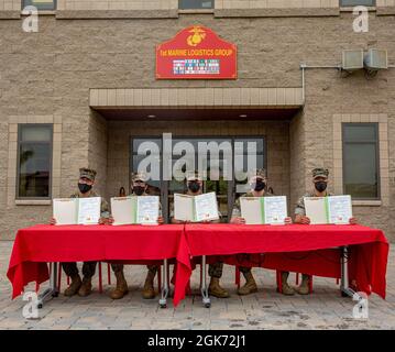 I Marines degli Stati Uniti con il 1° gruppo di logistica marina, i forza di spedizione marina, presentano i loro pacchetti di riassegnazione firmati al 1° edificio del quartier generale di MLG a Camp Pendleton, California, 20 agosto 2021. I migliori e più qualificati Marines in Fiscal Year 2022 coorti possono riarruolarsi una parte della FY22 Command Retention Mission. La missione è una campagna in corso per mantenere i Marines migliori e più qualificati al fine di sostenere il nostro corpo Marino. Foto Stock