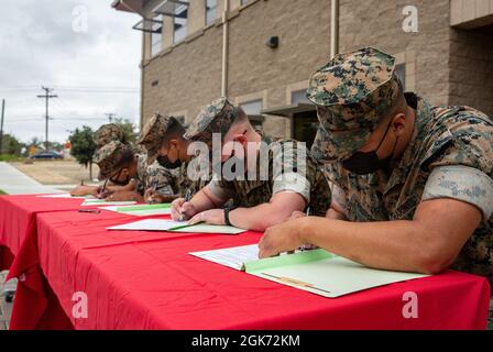 I Marines degli Stati Uniti con il primo gruppo di logistica marina, i forza di spedizione marina, firmano i loro pacchetti di riassegnazione al primo edificio della sede centrale di MLG a Camp Pendleton, Calif. 20 agosto, 2021. I migliori e più qualificati Marines in Fiscal Year 2022 coorti possono riarruolarsi una parte della FY22 Command Retention Mission. La missione è una campagna in corso per mantenere i Marines migliori e più qualificati al fine di sostenere il nostro corpo Marino. Foto Stock