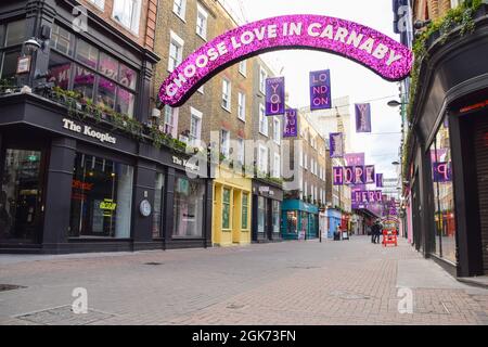 I negozi chiusi in una vuota Carnaby Street la vigilia di Natale durante il rinchiuso del coronavirus. Londra, Regno Unito 24 dicembre 2020. Foto Stock