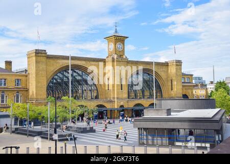 Londra, Regno Unito. 18 luglio 2020. Vista panoramica esterna della stazione ferroviaria di King's Cross. Credito: Vuk Valcic/Alamy Foto Stock