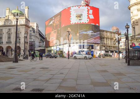 Tranquillo Piccadilly Circus la vigilia di Natale durante il blocco del coronavirus. Londra, Regno Unito 24 dicembre 2020. Foto Stock