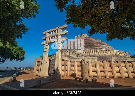 Sanchi Stupa è un complesso buddista, famoso per il suo Grande Stupa, su una collina nella città di Sanchi nel distretto Raisen dello stato di Madhya Pradesh, India. Foto Stock