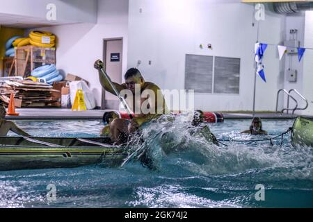 Il team Minot ospita il 7° Annual You Matter Summer Games presso la base militare Minot Air Force base, North Dakota, 20 agosto 2021. Il Team Minot Airmen partecipa a diversi eventi durante tutta la giornata, come sport acquatici, dodgeball, pallacanestro, tiro di guerra e altre attività. I vincitori dei Giochi estivi di You Matter del 2021 sono il quinto Squadrone dell'Ingegneria civile al primo posto, il Squadrone del supporto della forza al secondo e le 891 forze di sicurezza al terzo posto. Foto Stock