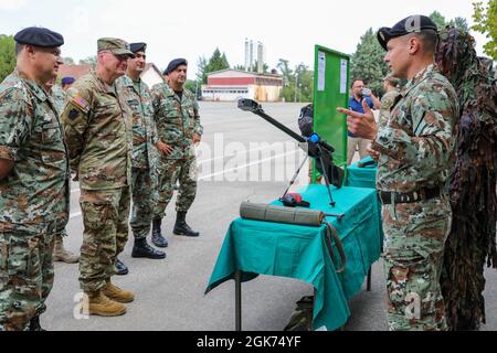 Briga. Il generale Gregory Knight, Vermont Adjutant Generale, vede un display statico a Shtip Nord Macedonia 20 agosto 2021. Ciò fa parte degli incontri annuali del Vermont e della Macedonia settentrionale attraverso il programma di partenariato di Stato. Foto Stock