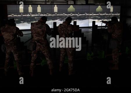 Soldati della riserva dell'esercito della 447a compagnia militare di polizia, effettuano la qualificazione di armi chimiche, biologiche, radiologiche e nucleari (CBRN) su una gamma di fucili virtuali, 21 agosto 2021 al centro di addestramento delle forze congiunte di Camp Shelby, sig. Il Trainer di abilità di impegno (EST) II simula una gamma di qualificazione di armi in un ambiente virtuale, Permettere ai soldati di qualificarsi senza spendere le munizioni vive. Foto Stock