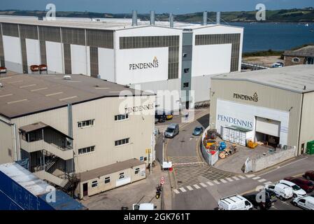 Falmouth, Cornovaglia, Inghilterra, Regno Unito. 2021. Panoramica di una società di costruzione di super yacht a Falmouth Harbour, Regno Unito Foto Stock