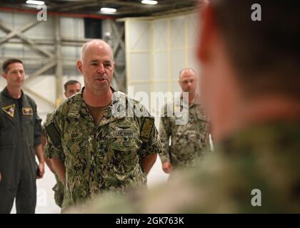 210821-N-OX321-1012 STAZIONE AERONAVALE DI SIGONELLA, ITALIA (AGOSTO 21, 2021) Comandante, Regione Marina Europa, Africa, Centrale, ADM posteriore. Scott Gray, discute l'uso operativo di un hangar a bordo della Stazione aeronavale di Sigonella per il supporto della missione del Dipartimento della Difesa per facilitare la partenza e il trasferimento sicuri dei cittadini degli Stati Uniti, dei destinatari del visto speciale di immigrazione e delle popolazioni afghane vulnerabili dall'Afghanistan, 21 agosto 2021. Foto Stock