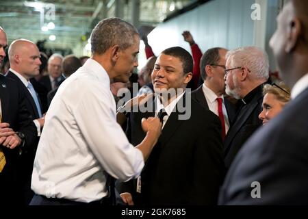 Il presidente Barack Obama saluta Ramone Davis, un veterano che ha servito i giri in Afghanistan e in Iraq ed ora lavora allo stabilimento dell'Assemblea del Michigan della Ford dove il presidente ha parlato a Wayne, Michigan, 7 gennaio 2015. Il Presidente ha menzionato Ramone durante il suo intervento. (Foto ufficiale della Casa Bianca di Pete Souza) questa fotografia ufficiale della Casa Bianca è resa disponibile solo per la pubblicazione da parte delle organizzazioni di notizie e/o per uso personale la stampa dal soggetto(i) della fotografia. La fotografia non può essere manipolata in alcun modo e non può essere utilizzata in materiali commerciali o politici, pubblicità, e-mail, pr Foto Stock