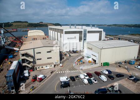 Falmouth, Cornovaglia, Inghilterra, Regno Unito. 2021. Panoramica di una società di costruzione di super yacht a Falmouth Harbour, Regno Unito Foto Stock