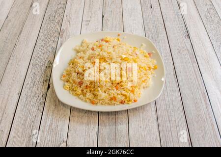 tre delizie di riso preparate in un ristorante cinese su un tavolo bianco Foto Stock