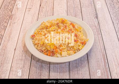 tre delizie di riso cucinate in un ristorante cinese su un tavolo di legno bianco Foto Stock