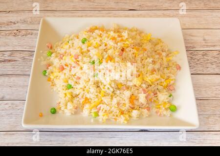 Tre delizie di riso con piselli, carota, prosciutto e omelette serviti in un ristorante cinese Foto Stock
