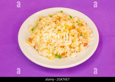 Tre delizie di riso preparate nel ristorante cinese su tovaglia viola Foto Stock