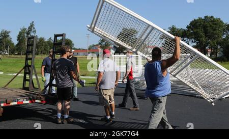 Il personale del Department of Public Works and Morale Welfare and Recreation si prepara per un campo di calcio temporaneo da utilizzare dagli afghani a Fort McCoy, Wisconsin, 22 agosto 2021. Il Dipartimento della Difesa, attraverso il comando del Nord degli Stati Uniti, e in supporto del Dipartimento di Stato e del Dipartimento di sicurezza interna, sta fornendo trasporto, alloggio temporaneo, screening medico, e supporto generale per fino a 50,000 sfollati afghani in strutture adeguate, in strutture permanenti o temporanee, il più rapidamente possibile. Questa iniziativa fornisce un sostegno essenziale agli afghani vulnerabili in luoghi sicuri Foto Stock