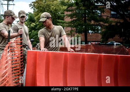 Task Force McGuire-Dix Airmen Cordon Off un'area che sarà utilizzata per ospitare temporaneamente cittadini afghani a sostegno del Dipartimento di Stato-guidato operazione Allees Refuge alla base congiunta McGuire-Dix-Lakehurst, New Jersey, 22 agosto 2021. Il Dipartimento della Difesa, a sostegno del Dipartimento di Stato, fornisce trasporto e alloggio temporaneo a sostegno dell'operazione Allees Refuge. Questa iniziativa segue l'impegno dell'America nei confronti dei cittadini afghani che hanno aiutato gli Stati Uniti e fornisce loro un sostegno essenziale in luoghi sicuri al di fuori dell'Afghanistan. Foto Stock