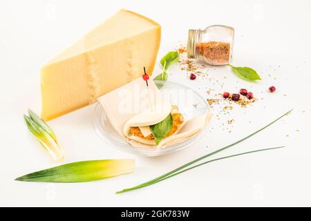 bagno di pollo con basilico, spezie e un'enorme fetta di formaggio sul retro Foto Stock