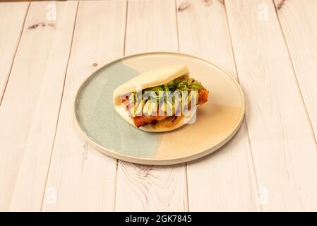 bao ripieno di gamberetti pastilla con salsa e verdure Foto Stock